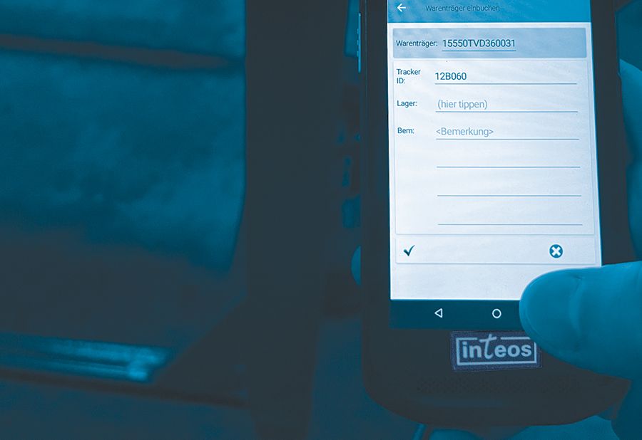Die Position des gesuchten Warenträgers wird auf dem inteos® Handheld in einem digitalisierten Lageplan angezeigt